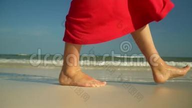 那个穿红色衣服的女人在海滩上散步。 夏装美少女特写.. 海洋冲浪。 热带岛屿。 (a)